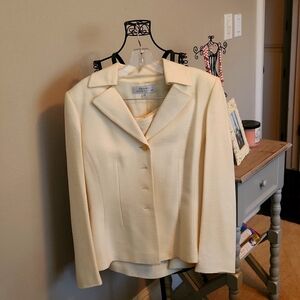 Tahari Cream Size 10 Suit